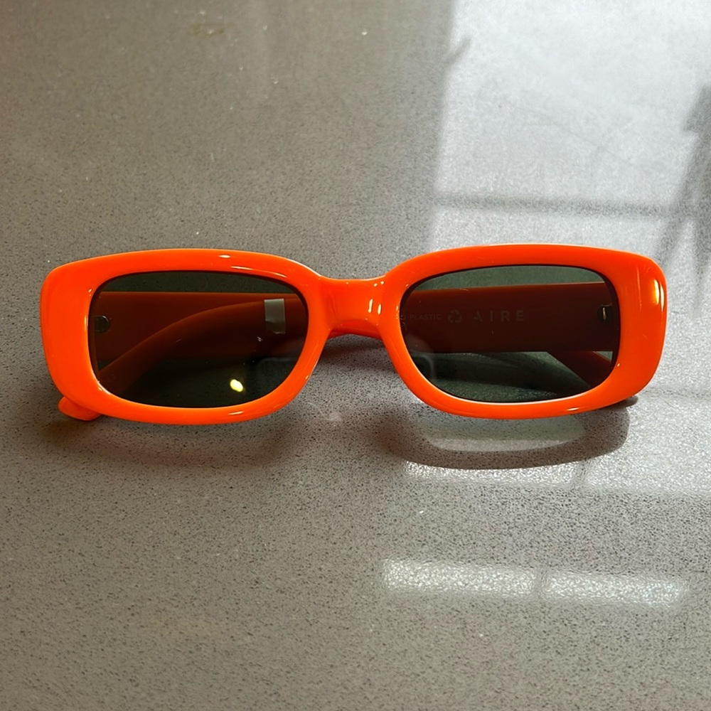 AIRE NWOT Orange sunglasses dark lenses